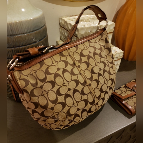 **SOLD** Coach Signature Hobo Khaki Brown Handbag and Wallet - Picture 4 of 12